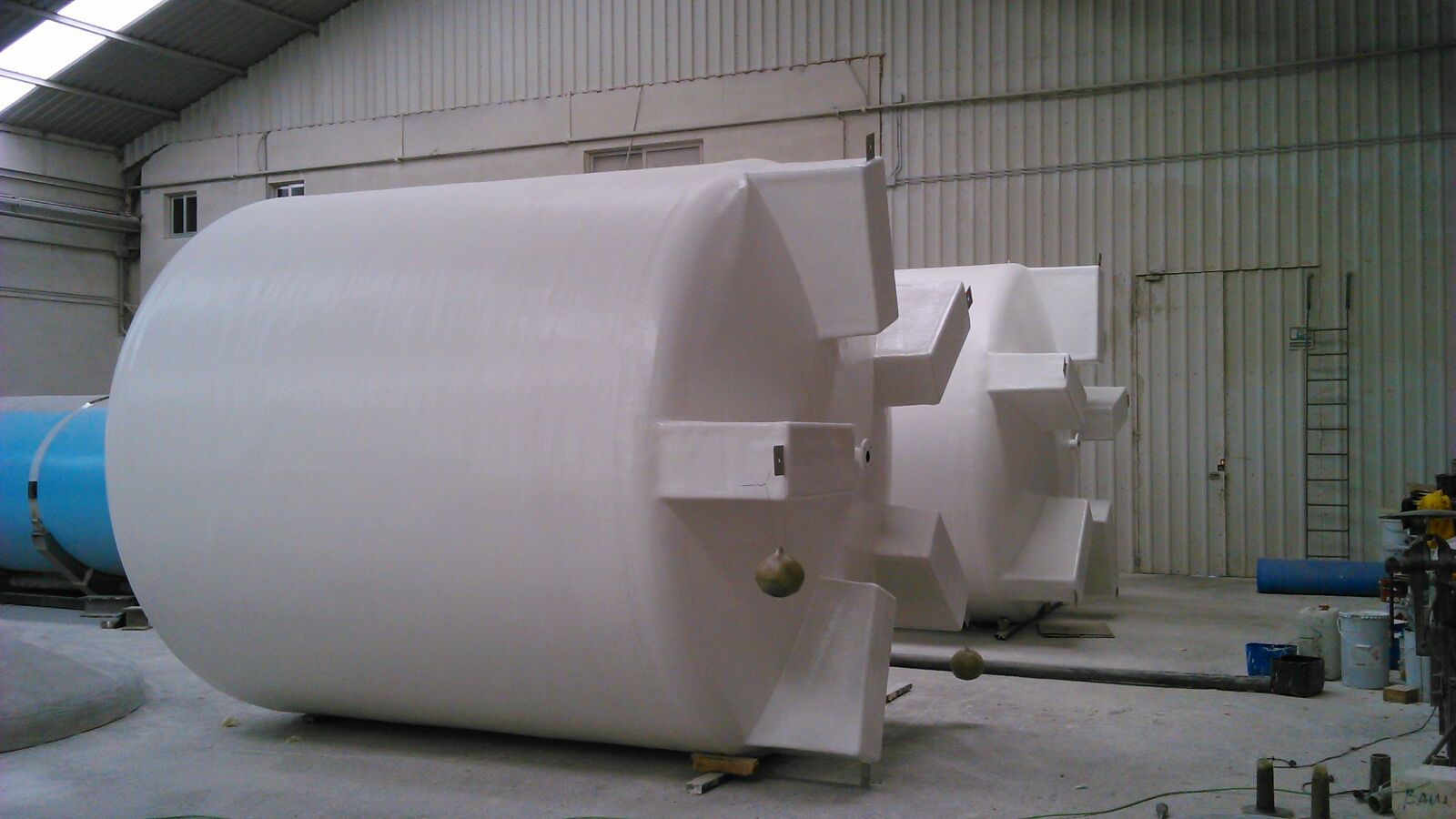 DEPÓSITOS VERTICALES CON PATAS O FALDÓN